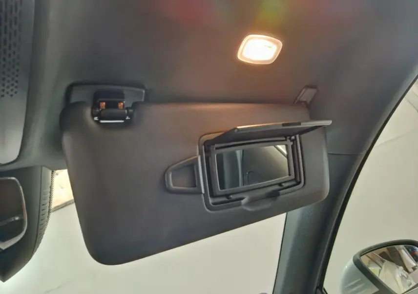 Pare-soleil intérieur côté conducteur avec miroir éclairé dans une Mercedes Classe A gris clair 2023 hybride rechargeable
