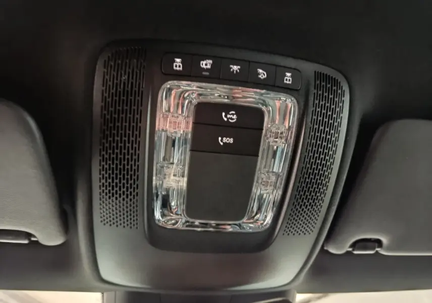Vue en contre-plongée du plafonnier noir avec commandes SOS et appels du Mercedes Classe A gris clair 2023.