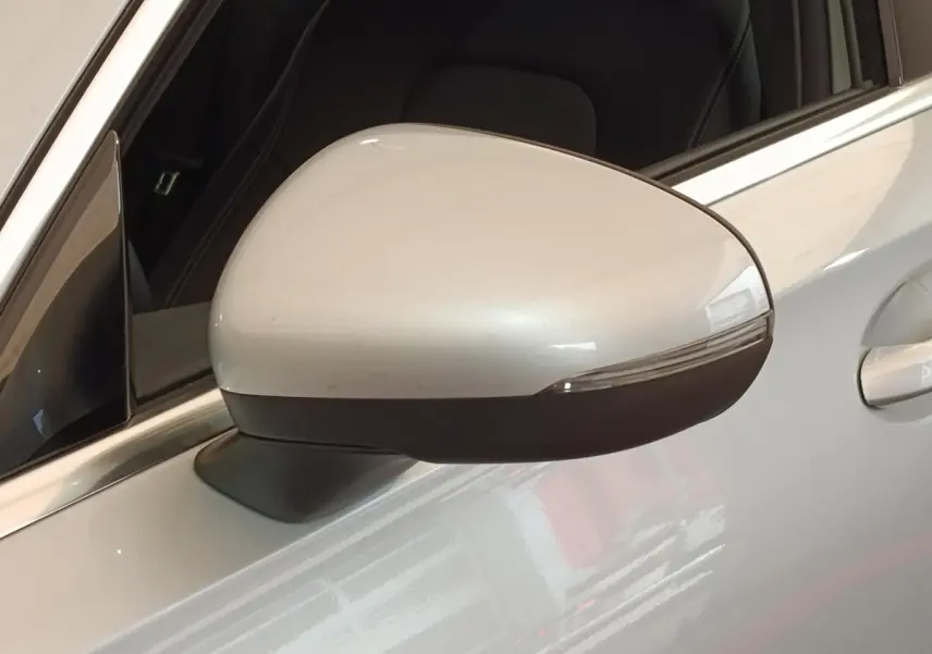 Gros plan sur le rétroviseur droit gris clair de la Mercedes Classe A 250 e Business Line 2023, avec clignotant intégré.