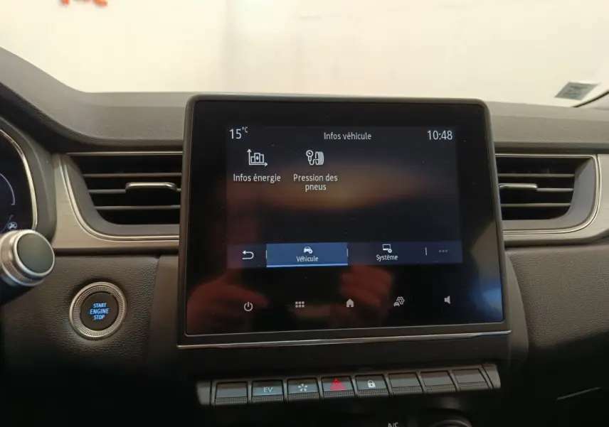 Écran tactile central affichant les infos véhicule et bouton démarrage sur tableau de bord noir du Renault Captur gris clair.