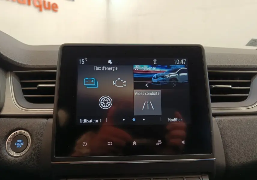 Écran tactile central du tableau de bord Renault Captur Intens E-TECH 2021 avec affichage des aides à la conduite.