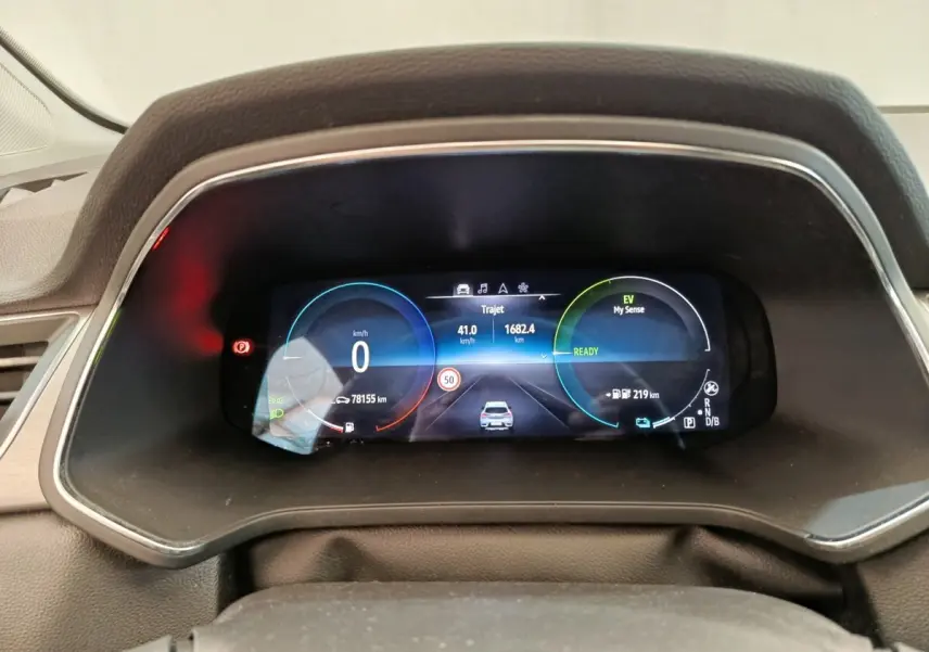 Vue rapprochée du combiné d'instruments numérique du Renault Captur Intens E-TECH, affichage multifonctions actif.