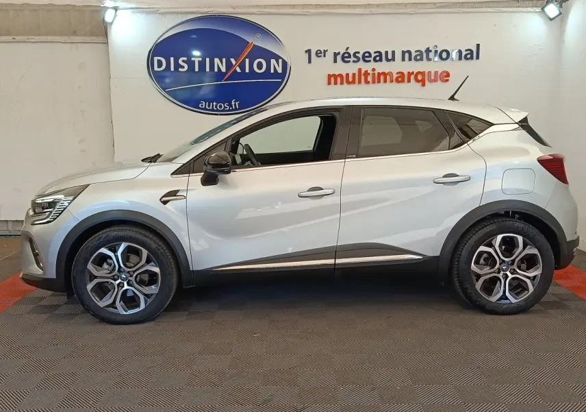Renault Captur Intens E-TECH Plug-in 2021 gris clair en profil droit, avec jantes alliage et détails noirs contrastants.