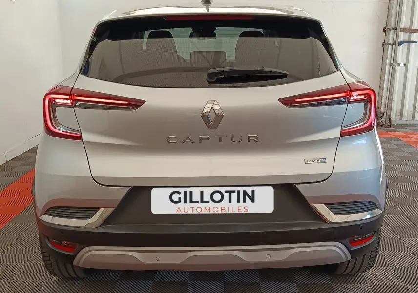 Vue arrière du Renault Captur gris clair 2021 avec feux LED caractéristiques et logo E-TECH Plug-in visible.