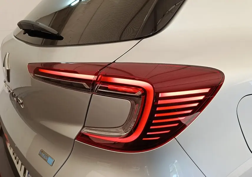 Feu arrière droit allumé d’un Renault Captur gris clair Intens E-TECH Plug-in 2021, vue arrière rapprochée.