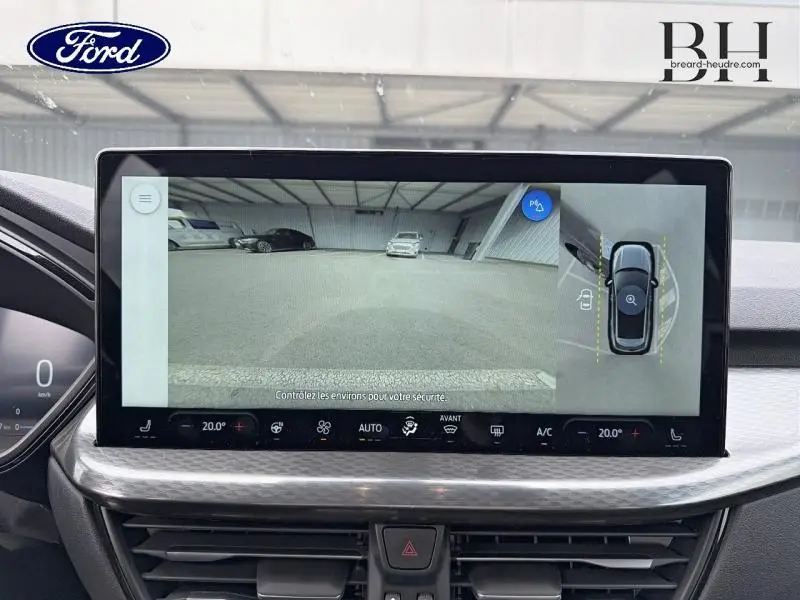 Écran tactile intérieur du Ford Kuga 2026 montrant la caméra de recul et la vue panoramique 360° du véhicule.