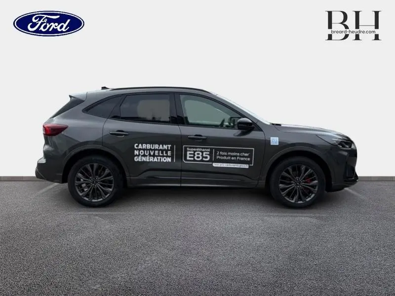 Ford Kuga 2026 gris Magnetic en vue profil droit avec marquages E85 et jantes noires sport