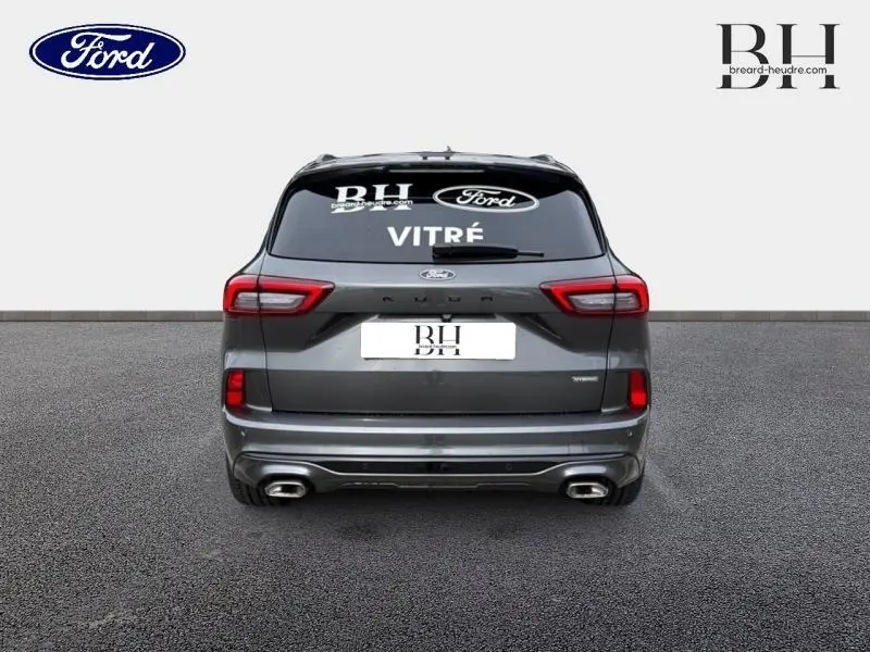 Vue arrière d'un Ford Kuga gris Magnetic Fashion Métallisée 2026 avec feux LED et double sortie d'échappement chromée.