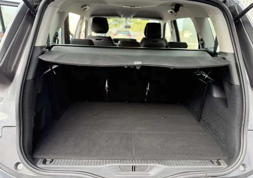 Coffre ouvert vu de l'arrière d'un Citroën Grand C4 Spacetourer gris 2019, avec cache-bagages déployé.