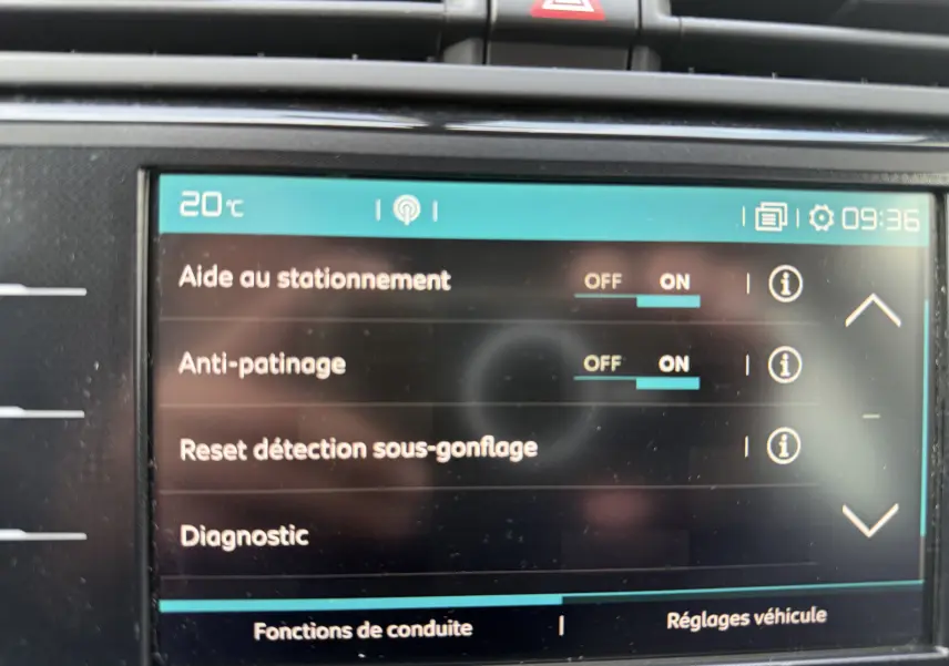 Écran tactile intérieur du Citroën Grand C4 Spacetourer 2019 affichant les réglages d’aide à la conduite.