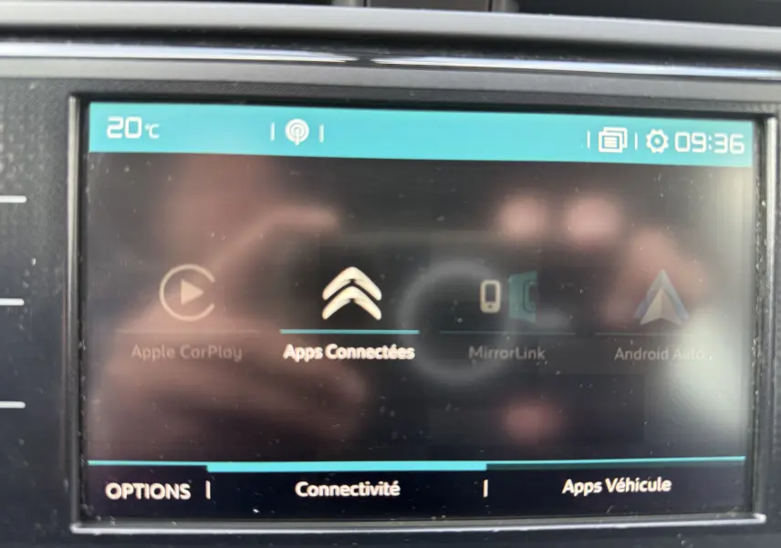 Écran tactile central du Citroën Grand C4 Spacetourer gris, affichant les options de connectivité et applications.