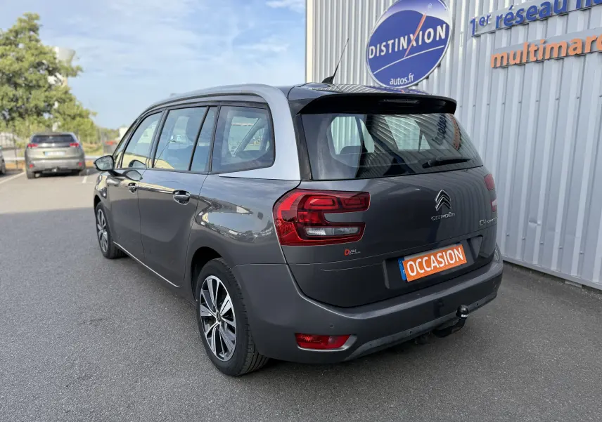 Vue 3/4 arrière droite d'un Citroën Grand C4 Spacetourer gris 2019 avec attelage et jantes alliage bicolores.