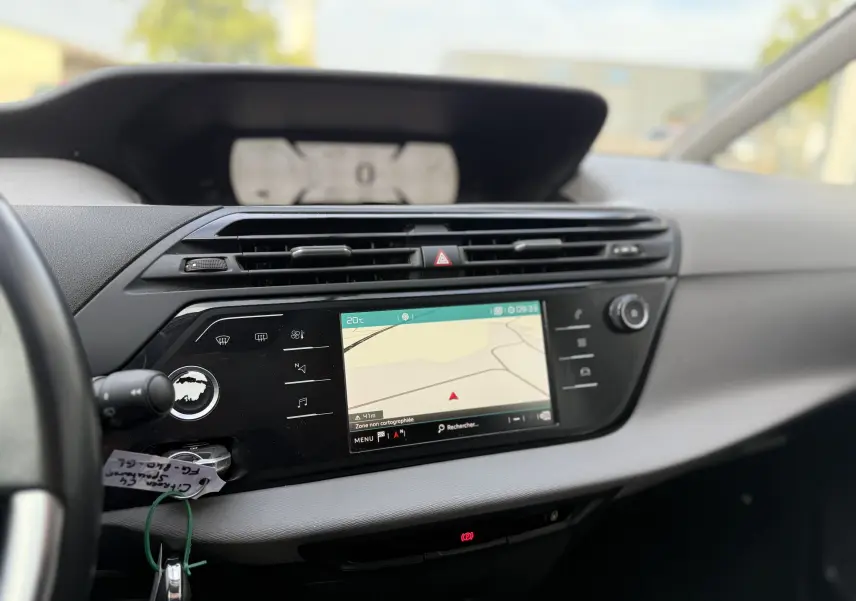 Tableau de bord du Citroën Grand C4 Spacetourer gris, vue centrée sur l'écran tactile avec navigation affichée.