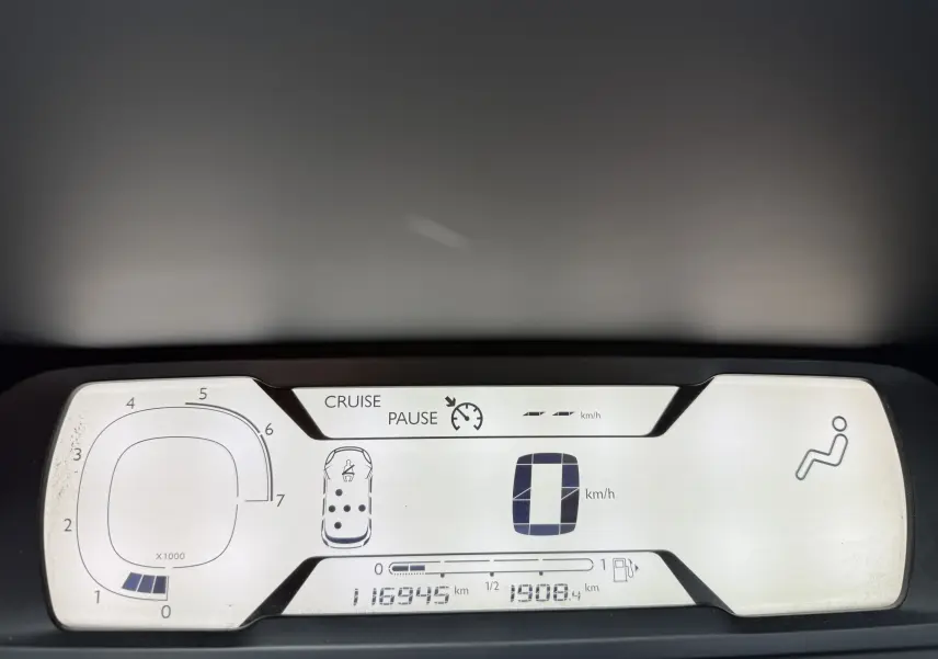 Tableau de bord numérique du Citroën Grand C4 Spacetourer 2019, affichage blanc avec indicateurs de vitesse et croisière.