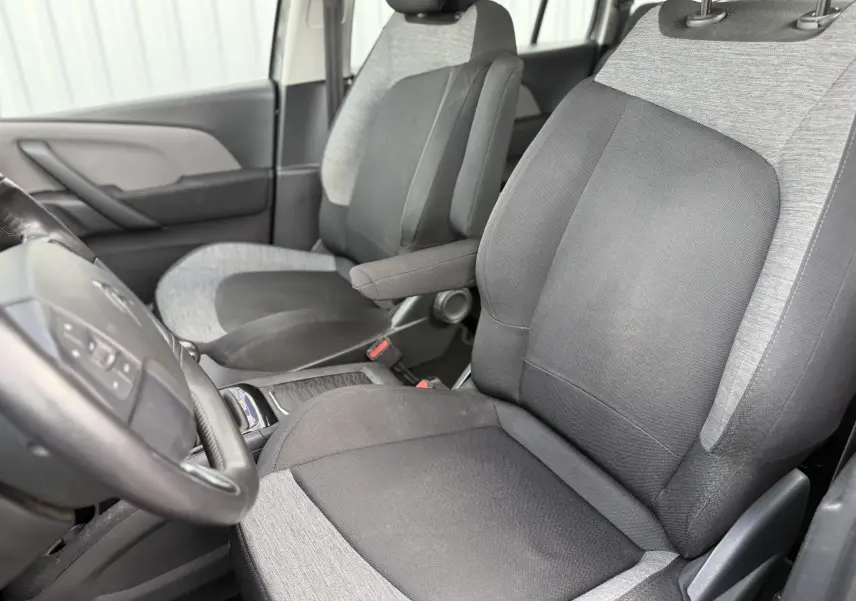 Vue intérieure côté conducteur du Citroën Grand C4 Spacetourer 2019, sièges tissu bicolore gris et noir avec accoudoir.
