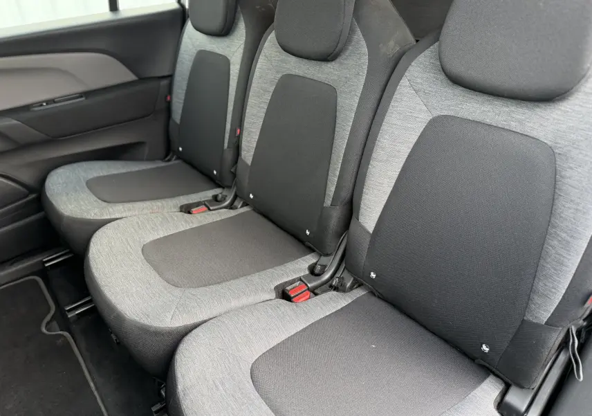 Vue intérieure des sièges arrière gris clair et noir du Citroën Grand C4 Spacetourer 2019, version 7 places.