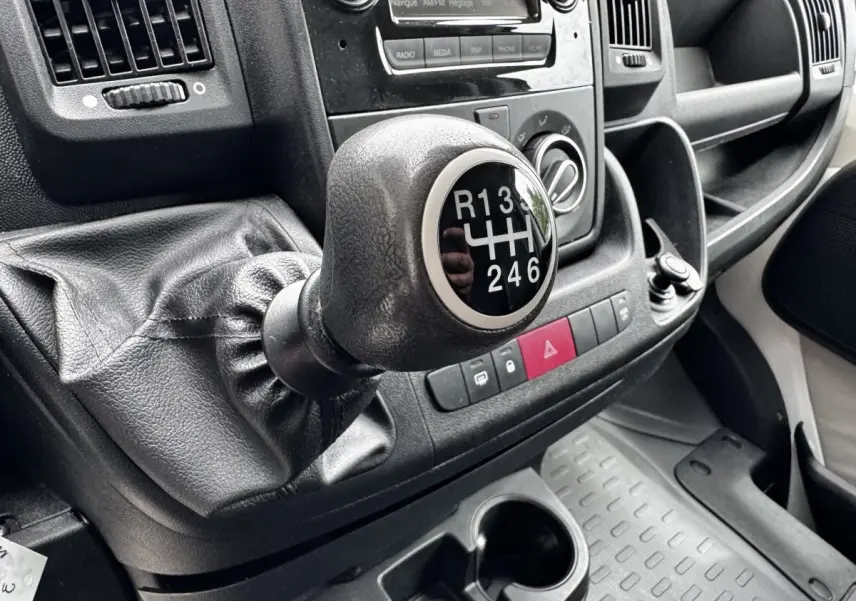 Gros plan sur le levier de vitesses manuel du Citroën Jumper 2019, avec tableau de bord et console centrale en arrière-plan.