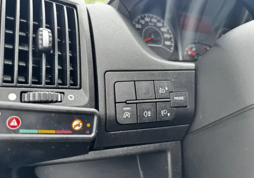 Vue rapprochée du tableau de bord côté gauche du Citroën Jumper 2019, avec commandes d’éclairage et ventilation visibles.