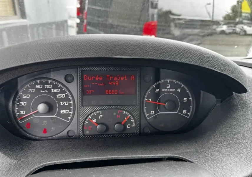 Tableau de bord du Citroën Jumper blanc 2019, affichage digital rouge avec compteurs analogiques visibles.