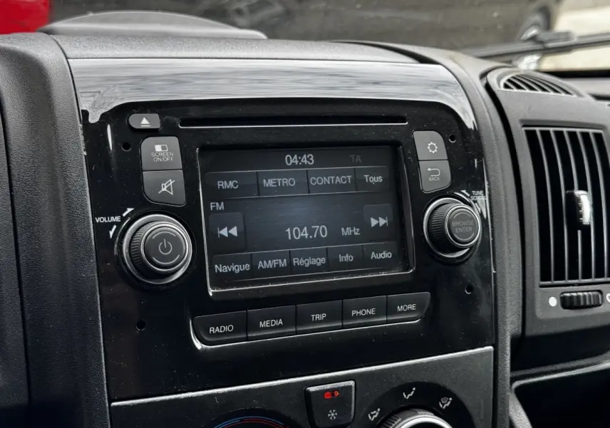 Gros plan sur l’écran tactile multifonctions et commandes radio du tableau de bord noir du Citroën Jumper 2019.