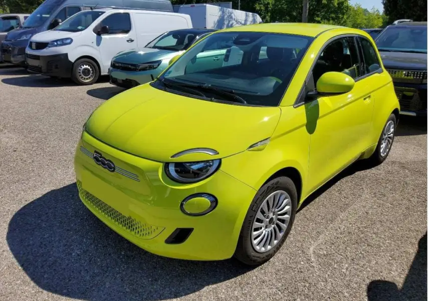 Fiat 500 électrique jaune Acid vue 3/4 avant droit, avec phares ronds et jantes argentées détaillées.