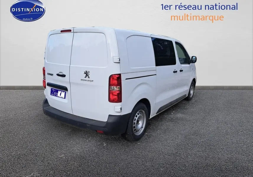 Vue 3/4 arrière droite d'un Peugeot Expert Blanc Kaolin, utilitaire avec vitres teintées et porte latérale coulissante.