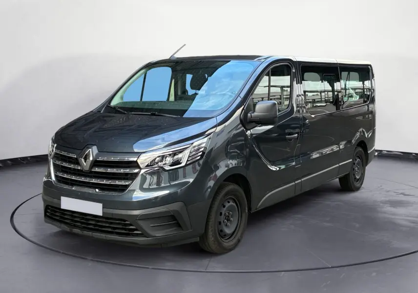 Renault Trafic Combi gris foncé métal vu en 3/4 avant droit, avec grandes vitres latérales et calandre chromée.