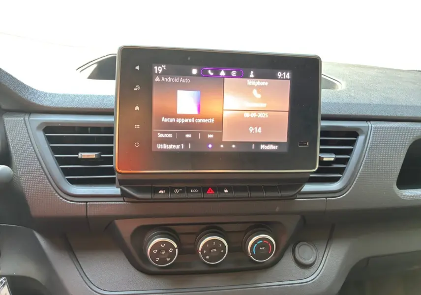 Vue rapprochée du tableau de bord du Renault Trafic Combi 2023 avec écran tactile Easy Link de 8 pouces.