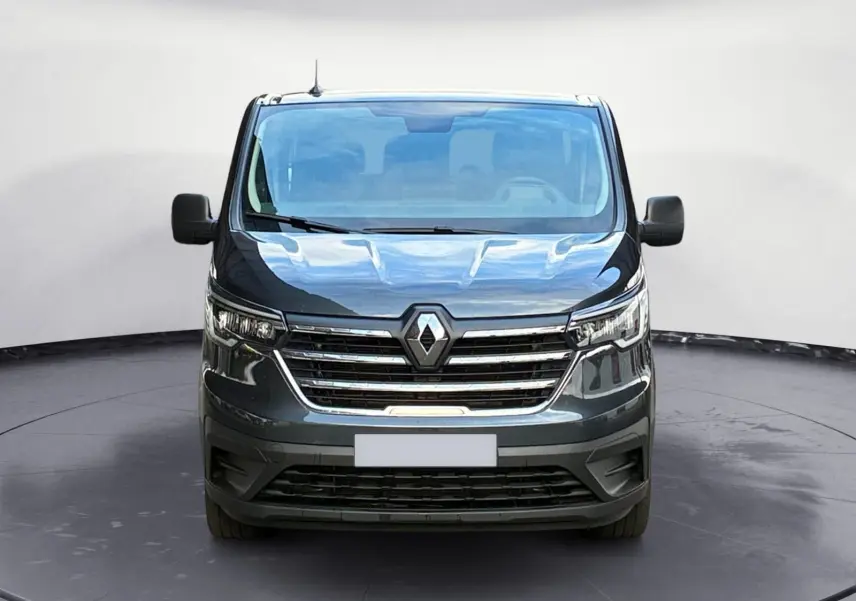 Vue frontale du Renault Trafic Combi gris foncé métal 2023 avec calandre chromée et grands phares LED.