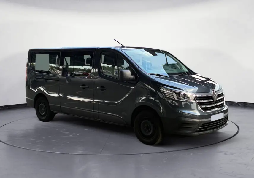 Renault Trafic Combi gris foncé métal vu en 3/4 avant droit, mettant en valeur sa silhouette allongée et ses grandes vitres latérales.