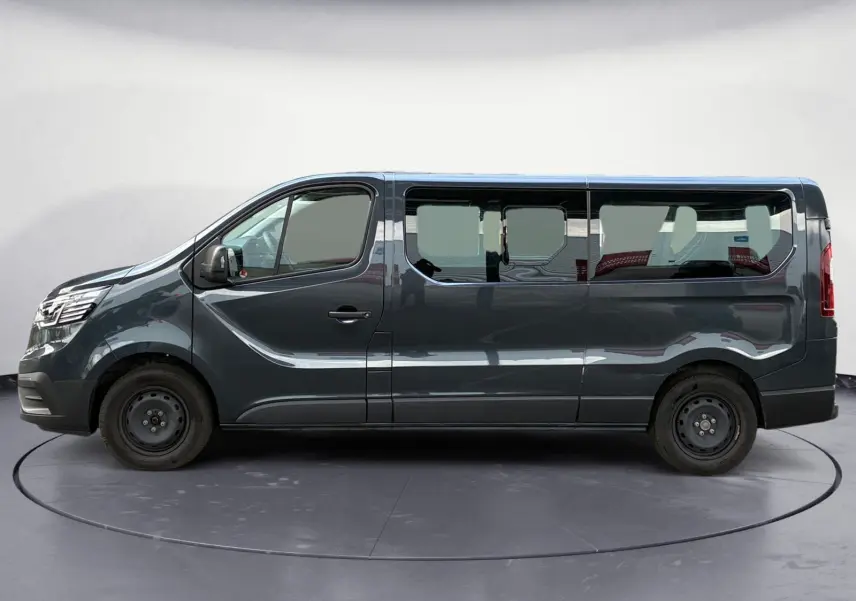Profil côté gauche du Renault Trafic Combi gris foncé métallisé 2023 avec ses grandes fenêtres latérales.