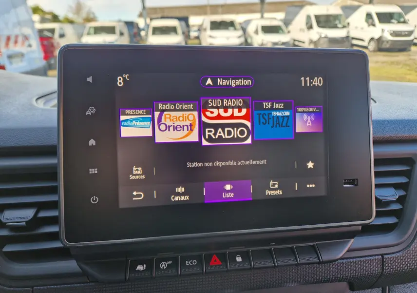 Écran tactile central du Renault Trafic Fourgon blanc 2025 affichant les options radio avec commandes en dessous.