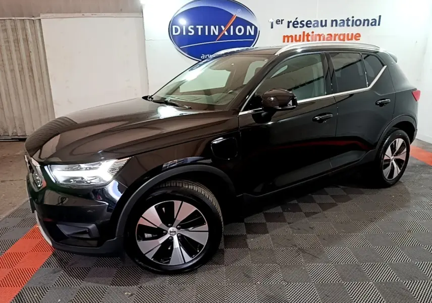 Volvo XC40 Recharge T4 Business noir en 3/4 avant droit, roues alliage et vitres teintées visibles