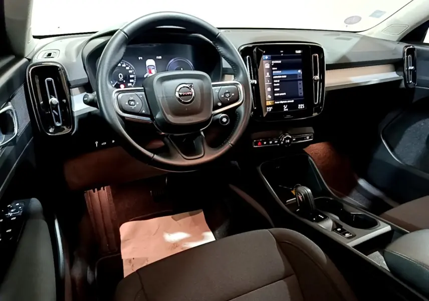 Intérieur noir du Volvo XC40 Recharge T4 2020, vue du poste de conduite avec volant multifonction et écran tactile central.