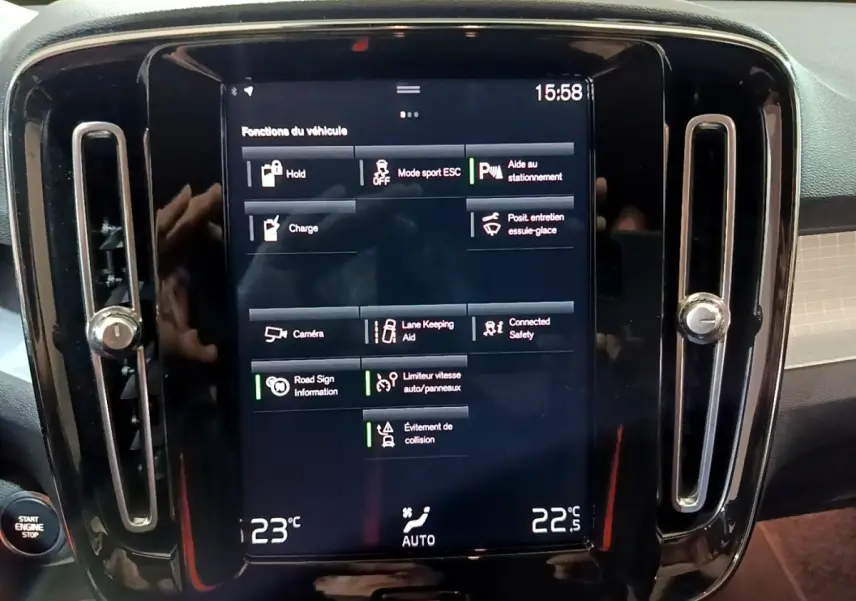 Vue rapprochée de l'écran tactile central noir du tableau de bord du Volvo XC40 Recharge T4 Business 2020 affichant les fonctions du véhicule.