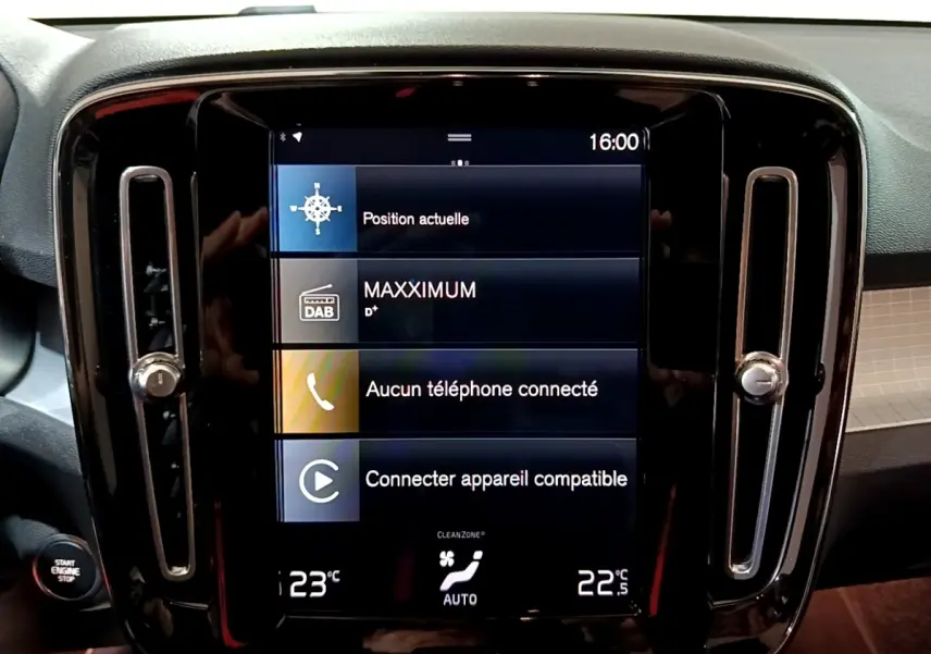 Écran tactile central du tableau de bord noir du Volvo XC40 Recharge T4 Business, affichant navigation et connectivité.