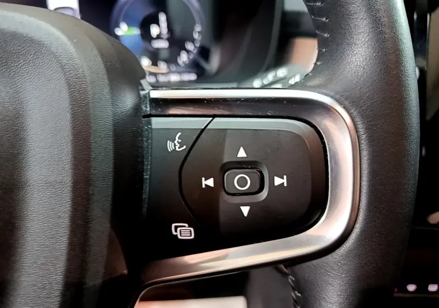 Gros plan sur les commandes vocales et navigation du volant cuir noir du Volvo XC40 Recharge T4 Business 2020