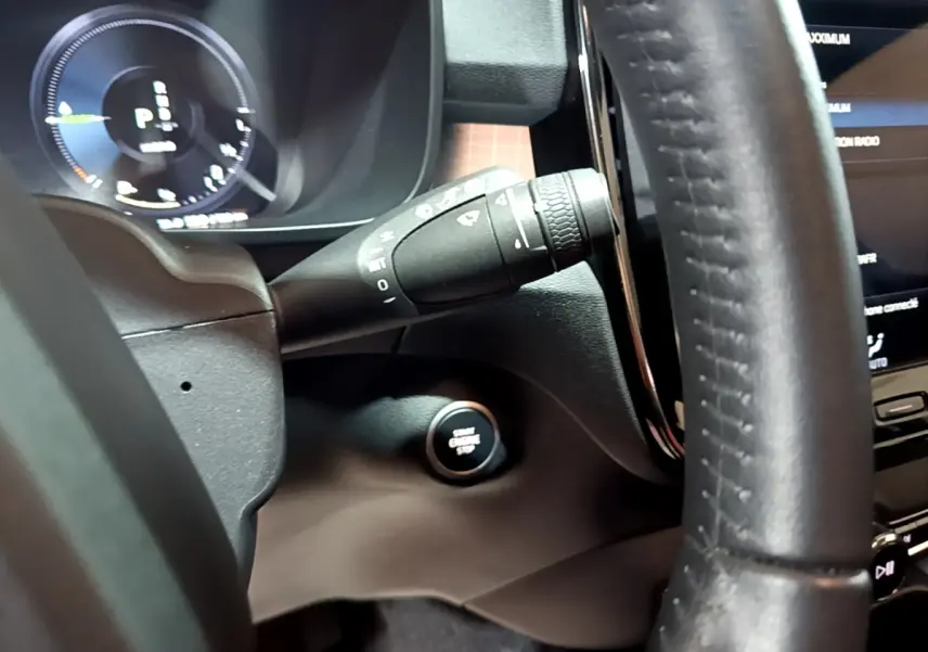 Détail intérieur du Volvo XC40 Recharge T4 2020 montrant le volant cuir, la commande essuie-glace et le bouton démarrage start/stop.
