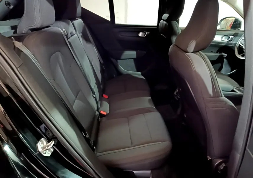 Vue intérieure côté gauche des sièges arrière noirs du Volvo XC40 Recharge T4 Business 2020 avec détails des appuie-têtes et ceintures.