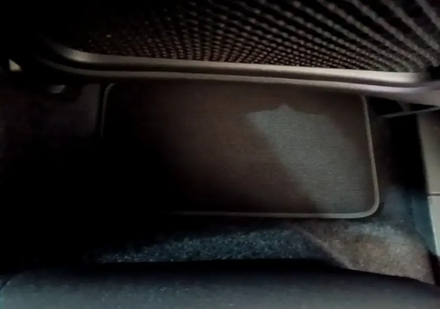 Gros plan sur le tapis de sol noir côté passager avant du Volvo XC40 Recharge T4 Business 2020.