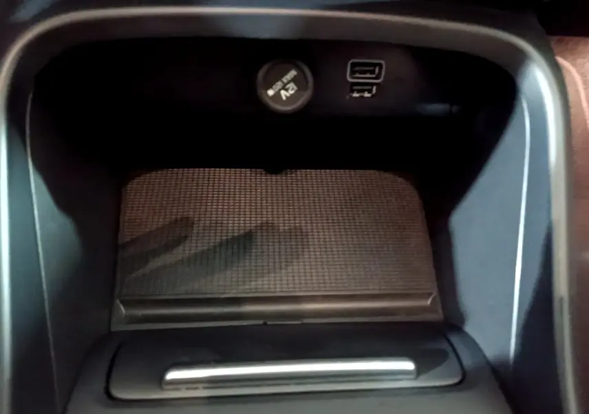 Gros plan sur la console centrale noire du Volvo XC40 Recharge T4 avec prise 12V et ports USB visibles