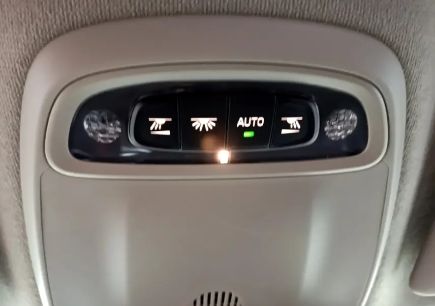 Panneau de commandes d'éclairage intérieur avec mode automatique dans le toit d'un Volvo XC40 noir hybride rechargeable.