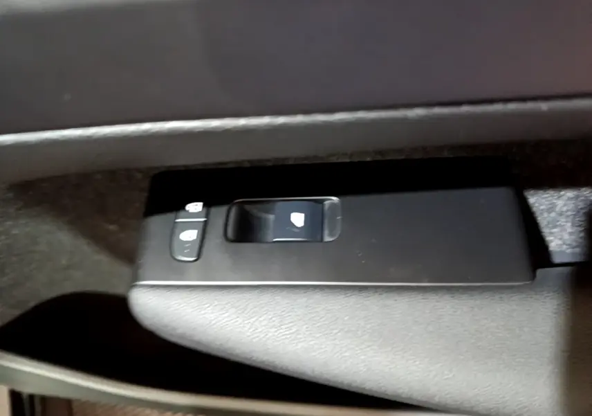 Boutons de verrouillage centralisé et de lève-vitre sur la porte intérieure côté conducteur d'un Volvo XC40 noir Recharge T4 Business 2020.