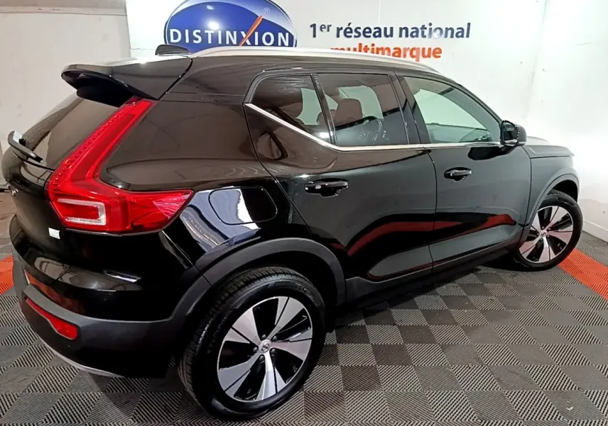 Vue 3/4 arrière droite d'un Volvo XC40 Recharge T4 noir, avec feux arrière LED et jantes alliage distinctives.