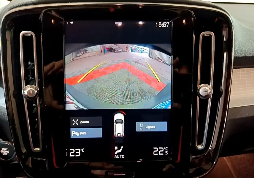 Écran tactile central du Volvo XC40 Recharge T4 noir montrant la caméra de recul avec guidage au stationnement.