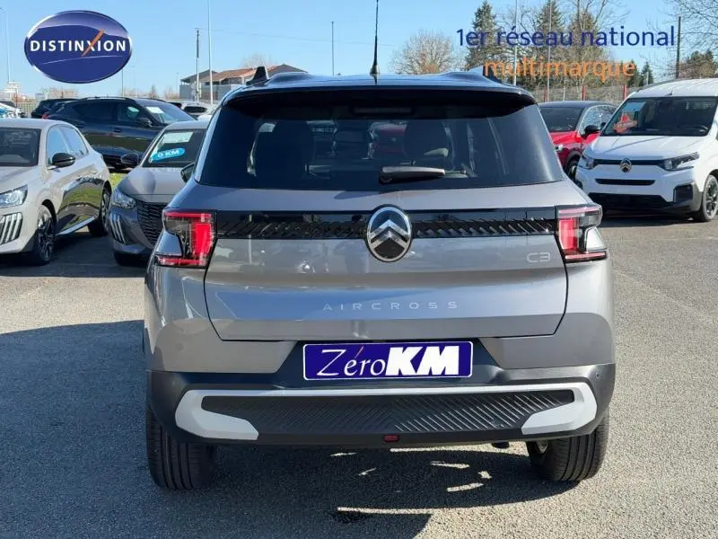 Vue arrière d'un Citroën C3 Aircross gris Mercury avec toit noir, feux LED et logo centré sur le hayon.