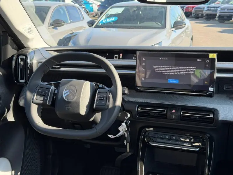 Vue intérieure du tableau de bord et volant Citroën C3 Aircross 2026, avec écran tactile et commandes au volant.