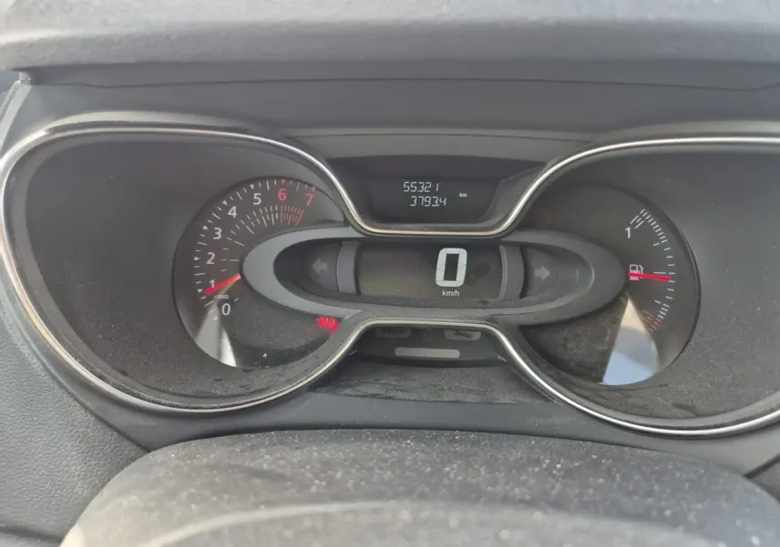 Vue rapprochée du tableau de bord du Renault Captur beige/marron 2018, affichant le compteur digital à zéro km/h.