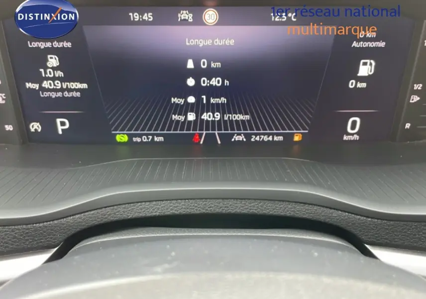 Tableau de bord numérique du Skoda Karoq 2025 affichant consommation, vitesse et autonomie, vue frontale rapprochée.