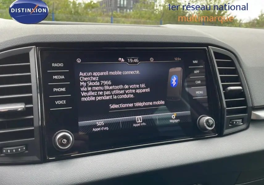 Écran tactile central du Skoda Karoq 2025 affichant le menu Bluetooth, entouré de commandes multimédia.